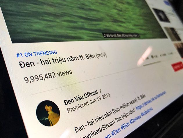 MV của ca sỹ Đen bất ngờ lên #1 Trending YouTube sau khi được cho là "tiên đoán" đề thi Ngữ văn MV của ca sỹ Đen bất ngờ lên #1 Trending YouTube sau khi được cho là "tiên đoán" đề thi Ngữ văn