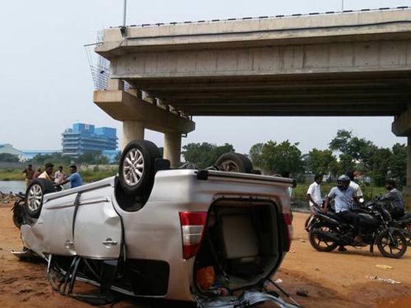 Toyota Innova rơi xuống từ cầu vượt đang xây dở, 3 người trong một gia đình tử vong