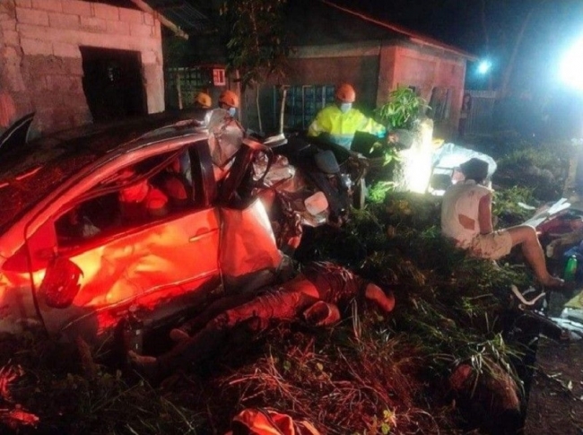 Toyota Vios mất lái tông sập nhà, đổ cây, 7 người thương vong tại hiện trường