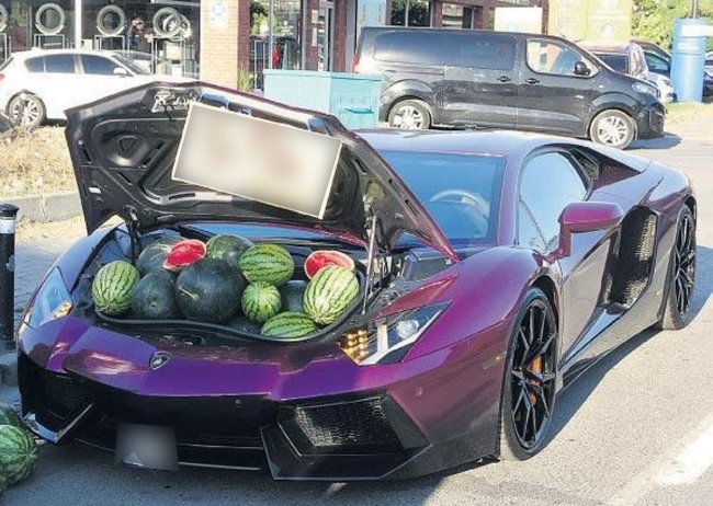 Lái siêu xe Lamborghini Aventador đi bán rong dưa hấu, tài xế bị xử phạt gần 4 triệu đồng