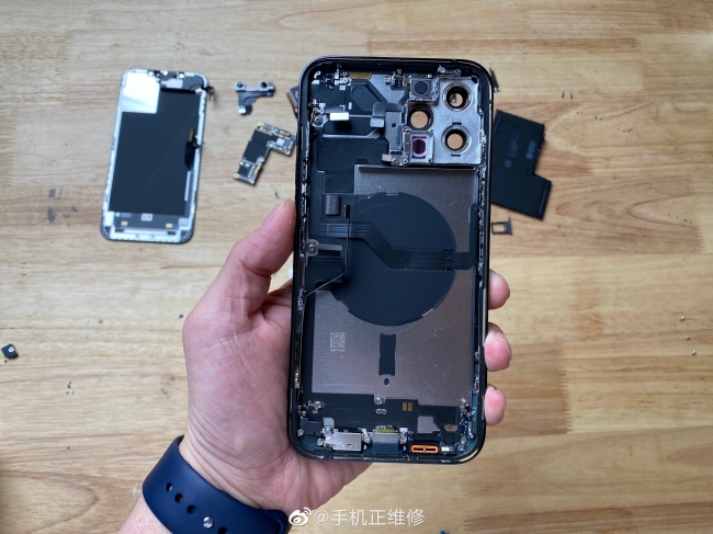 Tháo bung iPhone 12 Pro Max trước ngày mở bán