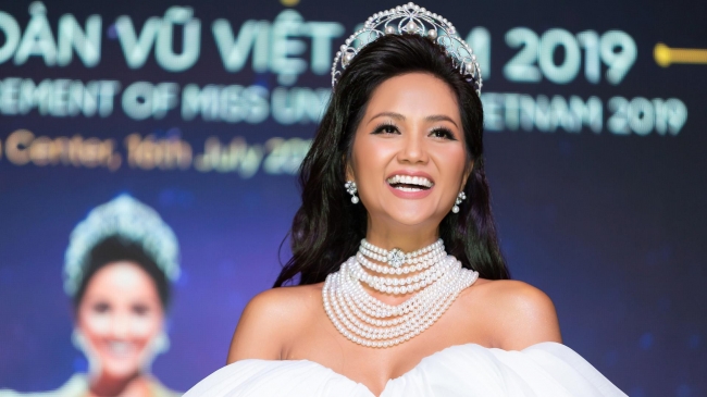 Hoa hậu H’Hen Niê lần đầu lên tiếng đáp trả việc bị chê bai, miệt thị nặng nề