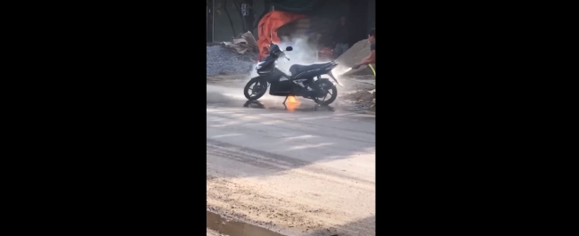 Honda Air Blade bốc cháy dữ dội, dân tình tá hỏa với cách dập như 'đổ thêm dầu vào lửa' của chủ xe
