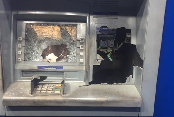 Trừ tài khoản nhưng không nhận được tiền, người đàn ông cầm búa đập ATM