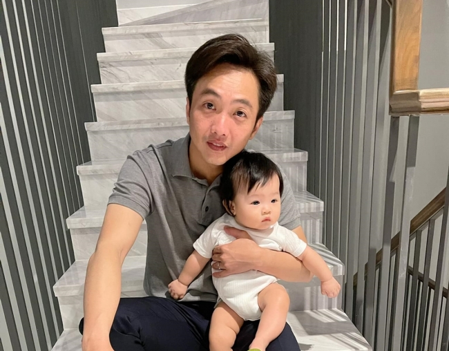 Cường Đô La đăng ảnh cùng con gái, nhìn xuống đôi chân 2 bố con ai cũng phải ‘té ngửa’ vì điều này