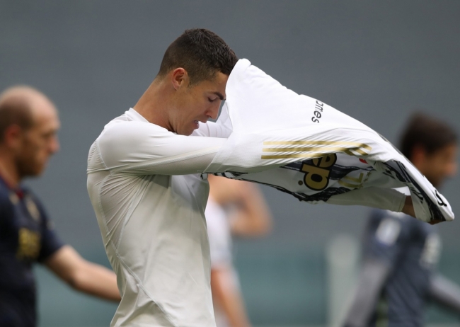 Giận cá chém thớt, Ronaldo nổi điên, ném áo đấu Juventus vì lý do không ai ngờ đến