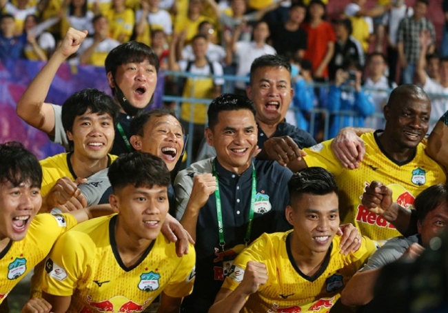 Vùi dập đội bóng của bầu Hiển, dàn sao HAGL nhận mưa tiền thưởng từ bầu Đức
