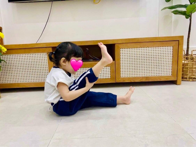Con gái 2 tuổi của Trường Giang - Nhã Phương tập gym, các động tác có mức độ khó tương tự người lớn