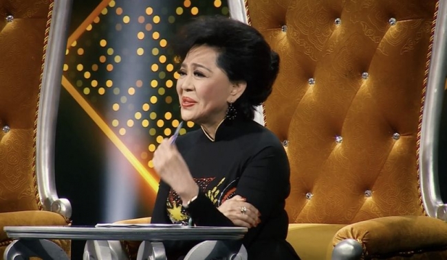 Xót xa trước hình ảnh danh ca Giao Linh bật khóc, hát tiễn biệt chồng trong đám tang