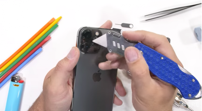 [Video] Tra tấn iPhone 13 Pro Max bằng dao và cái kết không thể ngờ tới