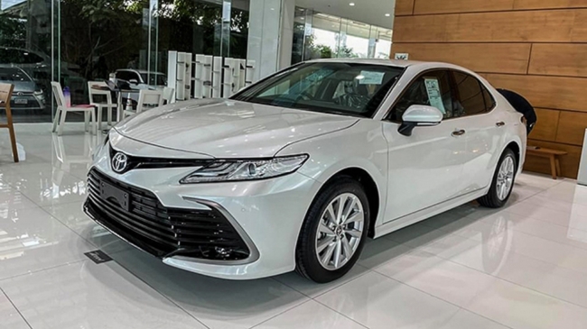 Toyota Camry 2022 chính thức về đại lý với giá hấp dẫn, thiết kế 'so kè' với VinFast Lux A2.0