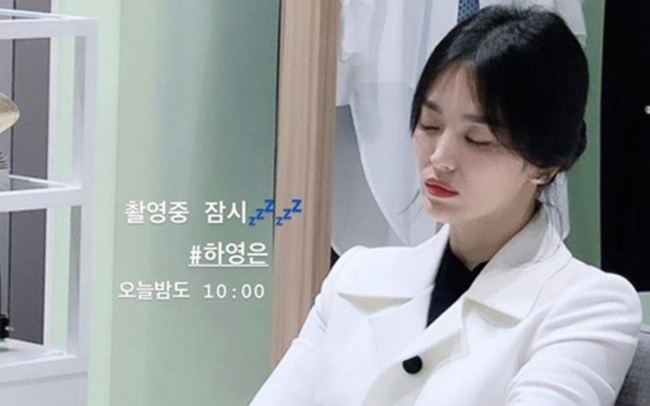 Bị chụp lén lúc ngủ gật, nhan sắc Song Hye Kyo tuổi 40 khiến nhiều người ngỡ ngàng