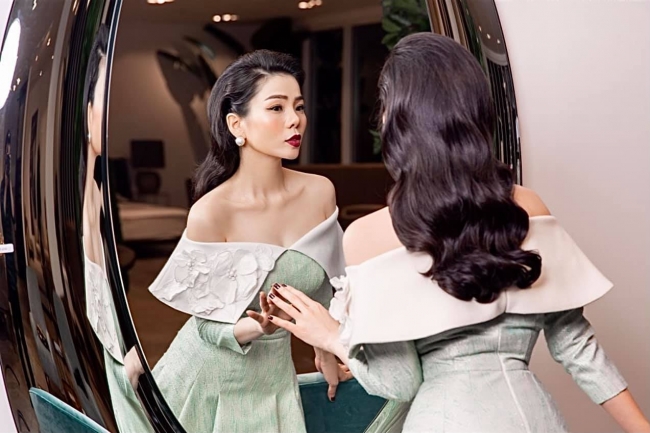 Bắt trọn cảnh Lệ Quyên thả rông vòng 1 qua áo xuyên thấu, lộ rõ nhan sắc thật U40 gây ngỡ ngàng