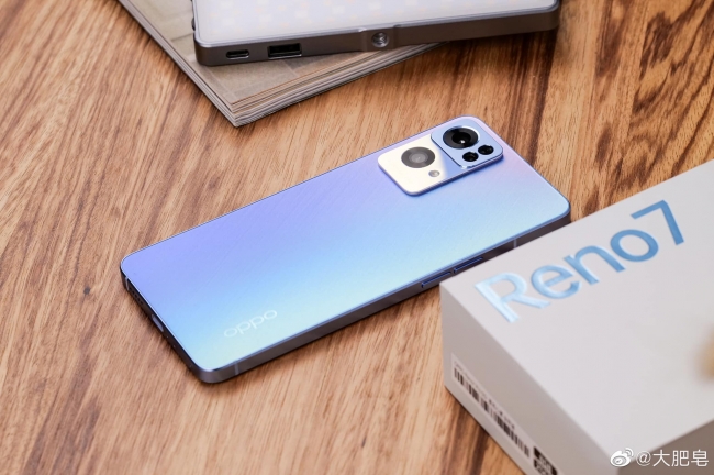 Trên tay OPPO Reno7 Pro - đối thủ giá rẻ 'đáng gờm' của iPhone 13 khiến người dùng mong ngóng