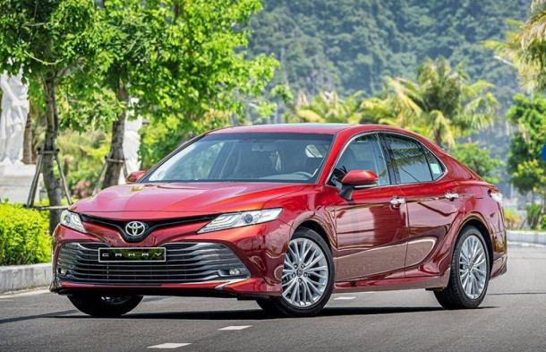Toyota Camry 2022 sẵn sàng đổ bộ Việt Nam với trang bị cực khủng, VinFast Lux A2.0 ‘lâm nguy’