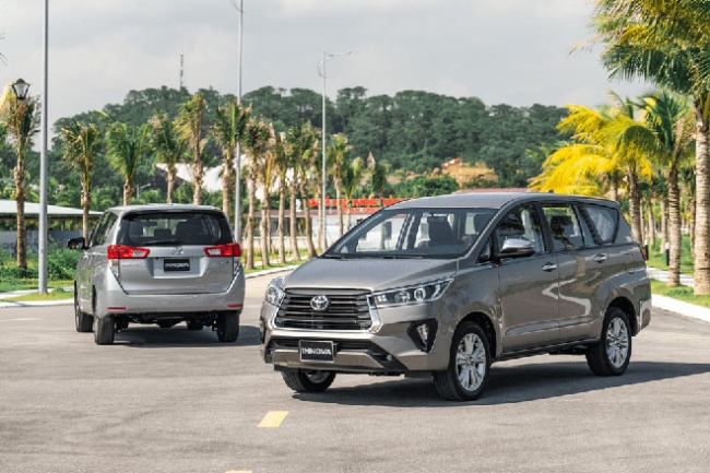 Mitsubishi Xpander và Suzuki Ertiga 'đứng ngồi không yên' vì giá Toyota Innova tiếp tục giảm mạnh