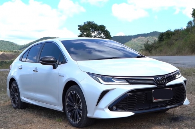 Siêu phẩm Toyota Corolla Altis GR Sport 2022 khiến Honda Civic RS 'chạy tóe khói' với giá 762 triệu