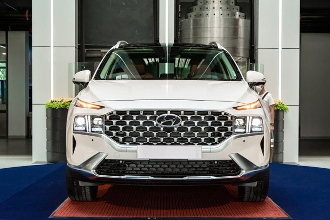 Giá lăn bánh Hyundai Santa Fe tháng 2/2022: Giảm sâu, uy hiếp Toyota Fortuner và Ford Everest