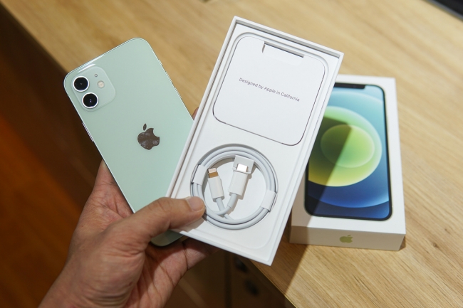 Apple thu về 6,5 tỷ USD sau khi bỏ tặng tai nghe và củ sạc 