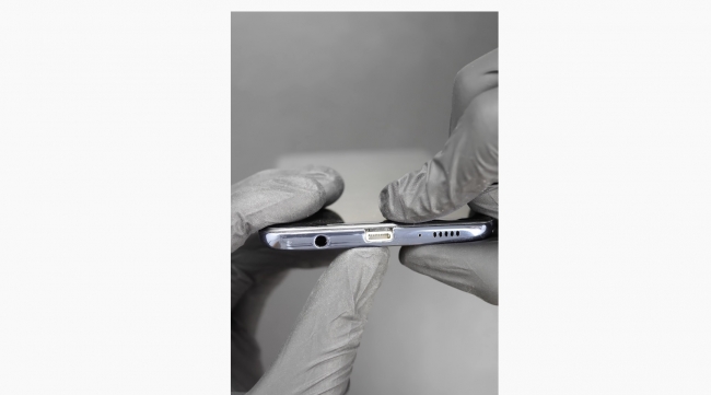 Ý tưởng 'điên rồ': Đổi cổng sạc Lightning (iPhone) lên Galaxy A51 đang dùng USB-C
