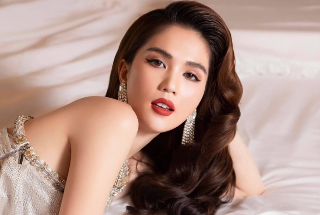 Ngọc Trinh diện áo lưới và chân váy ngắn khoe vóc dáng thon gọn, đúng chuẩn 'Nữ hoàng nội y'