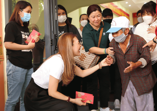 Mỹ Tâm trực tiếp đi làm từ thiện tại Lâm Đồng, nhan sắc đời thực tuổi 41 qua camera thường gây sốt