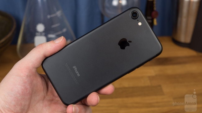 Giá iPhone 7 tháng 8/2022: Chỉ hơn 3 triệu đồng, rẻ ngang Nokia G10 mới
