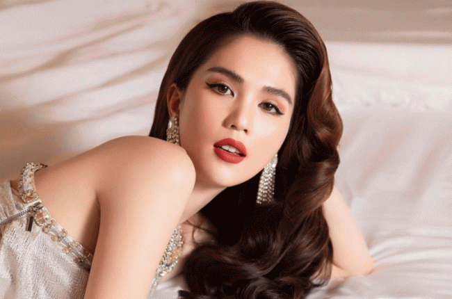 Ngọc Trinh gây ngỡ ngàng khi mặc váy cắt xẻ không nội y đầy táo bạo