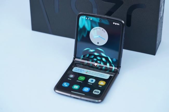 Mở hộp Moto razr 2022: Đối thủ giá rẻ đe nẹt Galaxy Z Flip4 nhưng 'nó lạ lắm'
