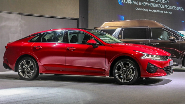 Giá lăn bánh Kia K5 tháng 8/2022: Hấp dẫn khó bỏ qua, quyết tâm ‘ăn tươi nuốt sống’ Toyota Camry