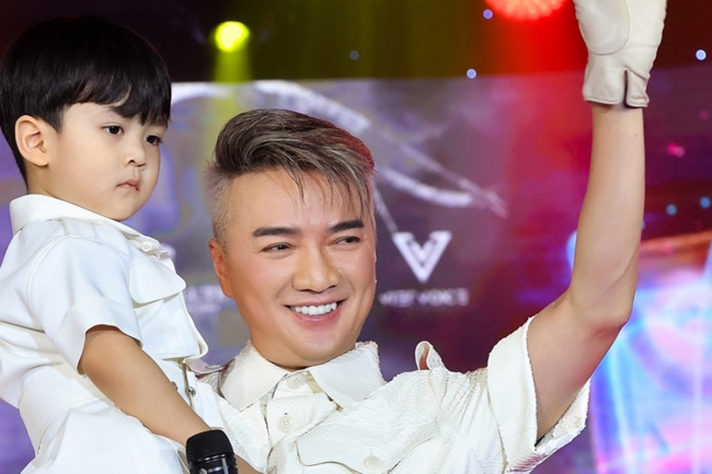 Đàm Vĩnh Hưng phủ nhận dùng con trai để hâm nóng tên tuổi bản thân