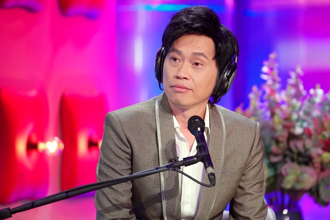 Bắt trọn khoảnh khắc Hoài Linh tập tuồng, diện mạo trẻ trung khiến công chúng bất ngờ