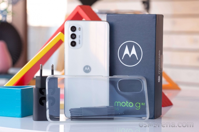 Mở hộp Motorola Moto G82: Màn hình OLED 6,6 inch, camera 50MP với OIS