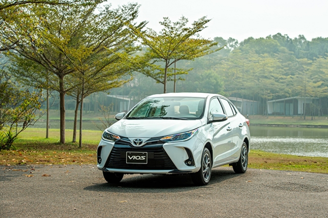 Giá xe Toyota Vios lăn bánh tháng 12/2022 kèm hàng loạt ưu đãi hấp dẫn, khiến Honda City ngất lịm