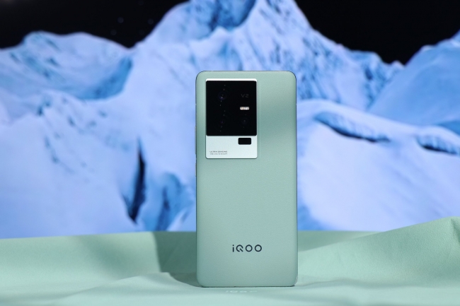 Ra mắt iQOO 11 và 11 Pro ra mắt, màn AMOLED 144Hz, chip Snapdragon 8 Gen 2