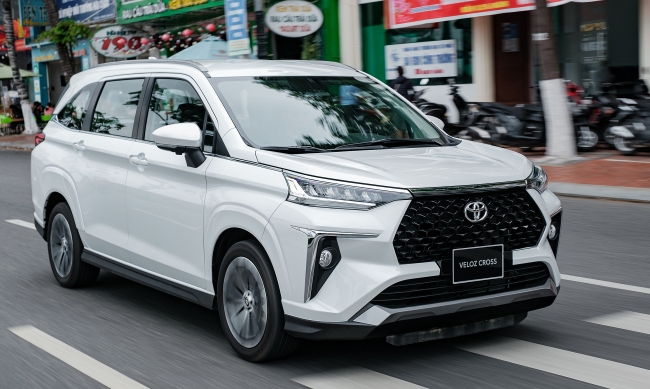 Giá xe Toyota Veloz Cross lăn bánh tháng 12/2022: Ưu đãi hấp dẫn, thử thách cho Mitsubishi Xpander