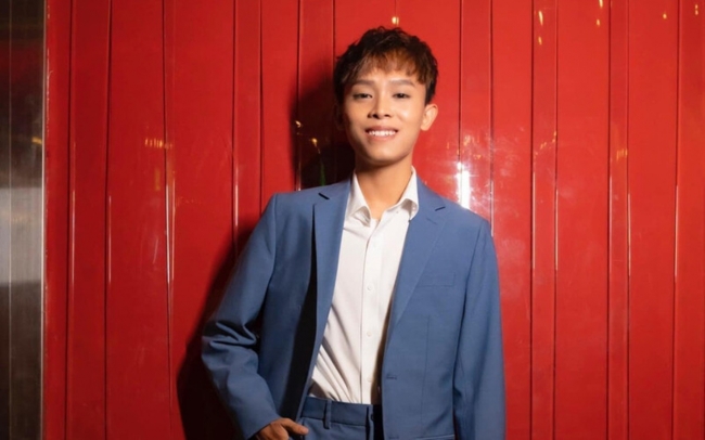 Phản ứng của Hồ Văn Cường được khán giả lên sân khấu tặng tiền dù chưa hát