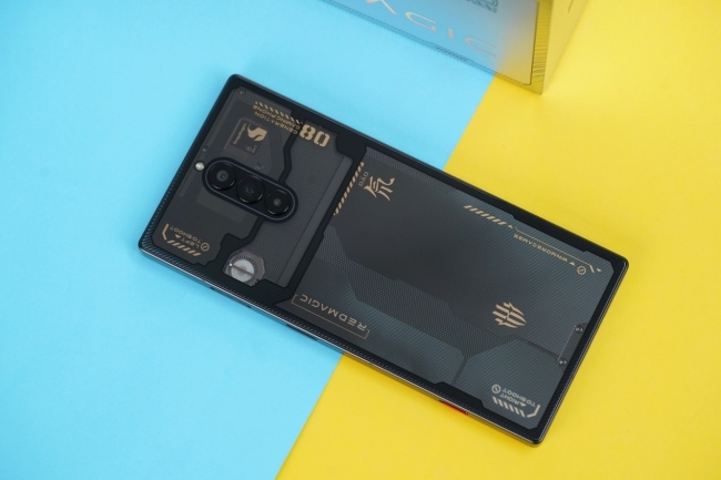 Trên tay Red Magic 8 Pro+, siêu phẩm điện thoại chơi game có gắn quạt tản nhiệt hầm hố