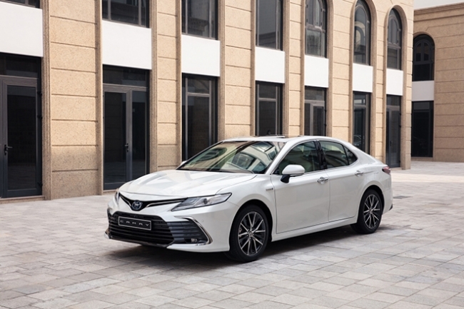 Giá xe Toyota Camry lăn bánh tháng 2/2023: Cực hời, không khó để vùi dập Kia K5 và Mazda6