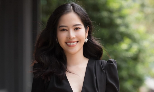 Khán giả thích thú khi Nam Em trổ tài hát nhạc Bolero trên sân khấu