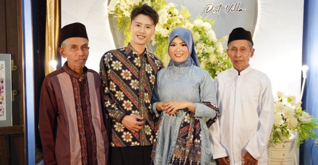 Hình ảnh lễ đính hôn của Đạt Villa và bạn gái Indonesia, nam tiktoker ngọt ngào gửi lời nhắn nhủ