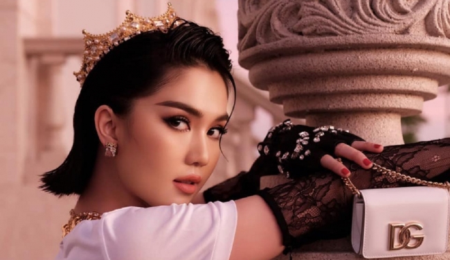 Ngọc Trinh tung bộ ảnh mới với vương miện, tạo hình 'nữ quyền' quyến rũ, gây thương nhớ