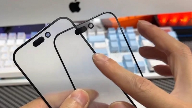 Nhà sản xuất miếng dán tiết lộ màn hình viền siêu mỏng của iPhone 15