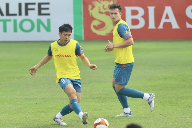 Thủ quân ĐT Việt Nam bất ngờ với HLV Philippe Troussier, cần học hỏi đàn em ở U23 Việt Nam