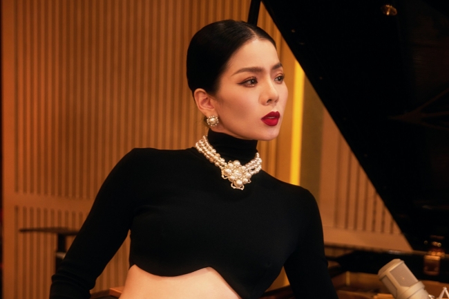 Thời trang đối nghịch của Lệ Quyên: Đời thường trẻ trung, lên sân khấu sang-xịn 'hết nấc'