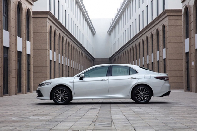 Giá lăn bánh Toyota Camry tháng 3/2023 hấp dẫn khó cưỡng, càn quét Mazda6 và Kia K5