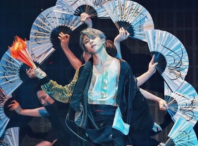 Hot: Nam thần tượng Jimin (BTS) bất ngờ xuất hiện trên tạp chí Việt Nam