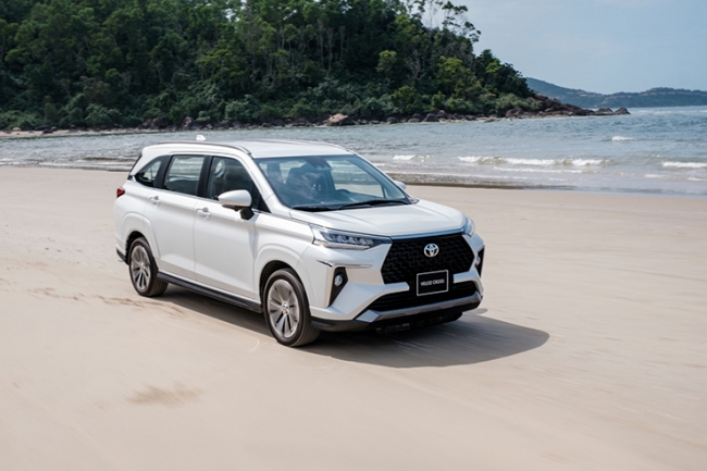Giá lăn bánh Toyota Veloz Cross tháng 3/2023: Ưu đãi tưng bừng, quyết quật ngã Mitsubishi Xpander