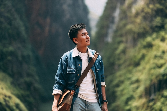 Khoai Lang Thang khuyên khách du lịch không nên mặc áo Mông Cổ khi chụp ảnh tại sông Nho Quế