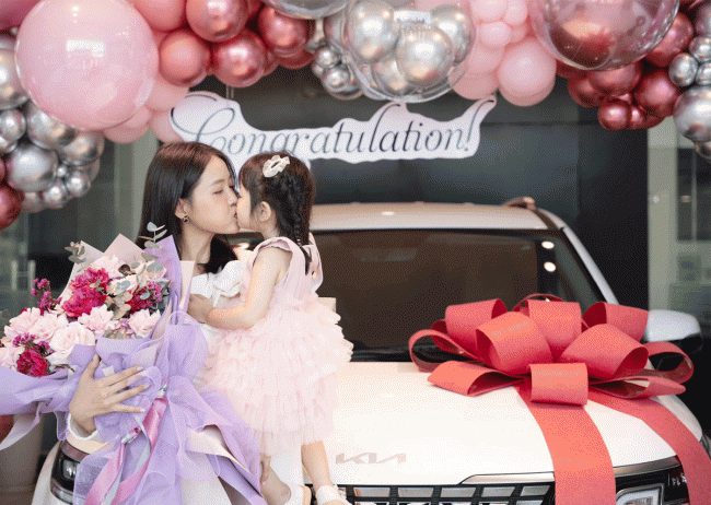 Netizen gửi lời chúc mừng khi Trương Mỹ Nhân tậu xế hộp mới, loạt biểu cảm của Bona gây sốt